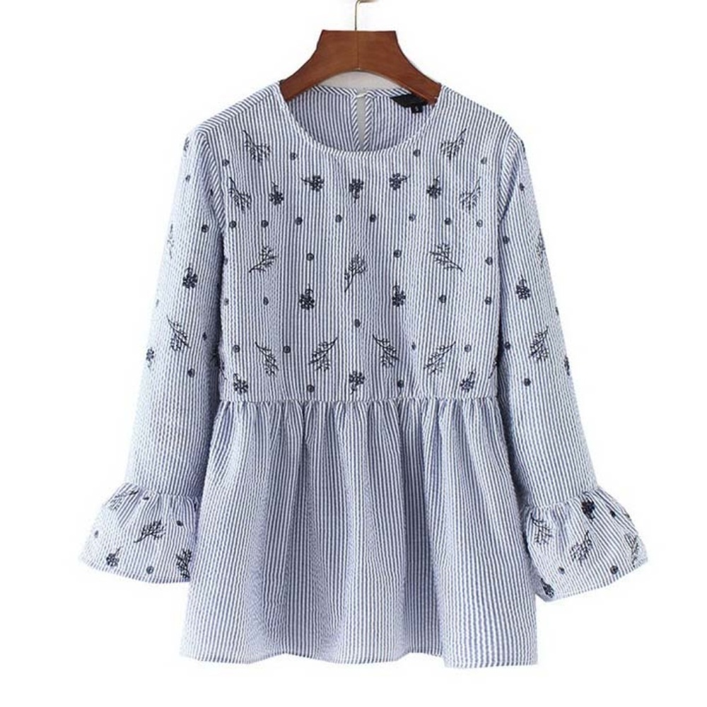 size M-L Seersucker Embroidery Top